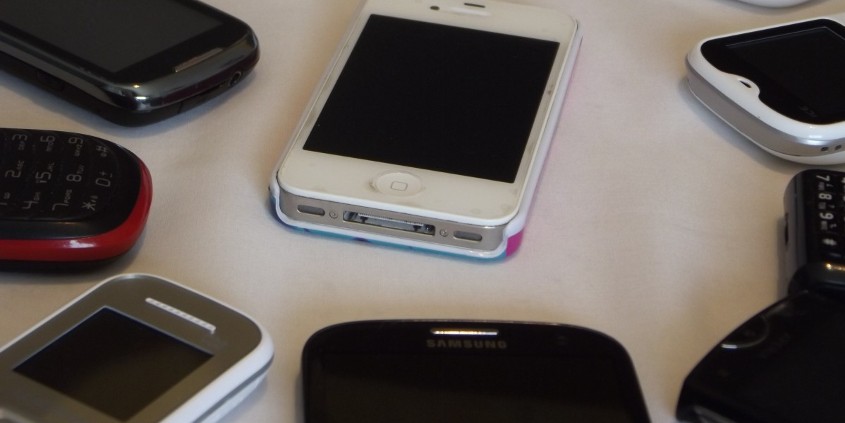 L'installation de brouilleurs de téléphones portables dans les salles de classe: équilibrer les problèmes de santé et les distractions éducatives